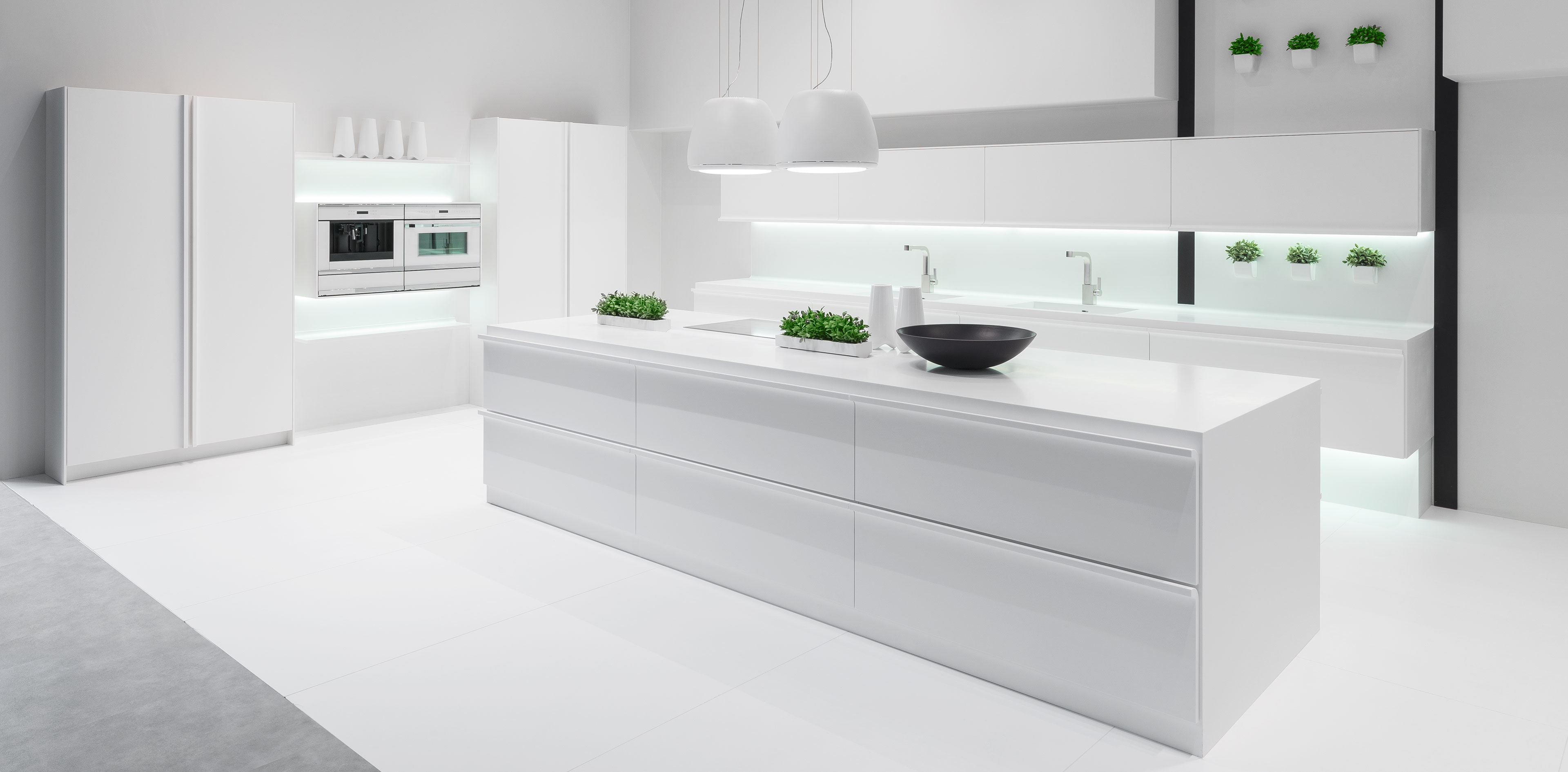 Rational Floo: weiße Inselküche mit weißen Fronten und grünlicher LED-Beleuchtung