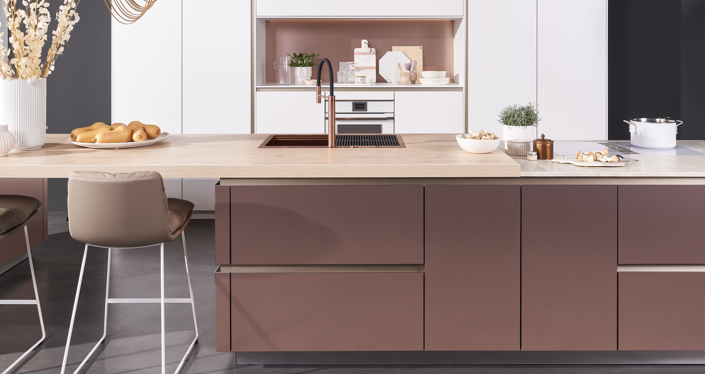 Rational Tio Metallico: Küche mit kupferbrauner Insel in Metallic-Optik, weißen Hochschränken und Holzplatte